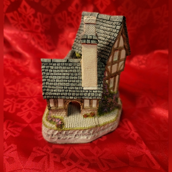 Candlemakers David Winter Cottages: Collector's Piece No. 12 - Picture 2 of 14